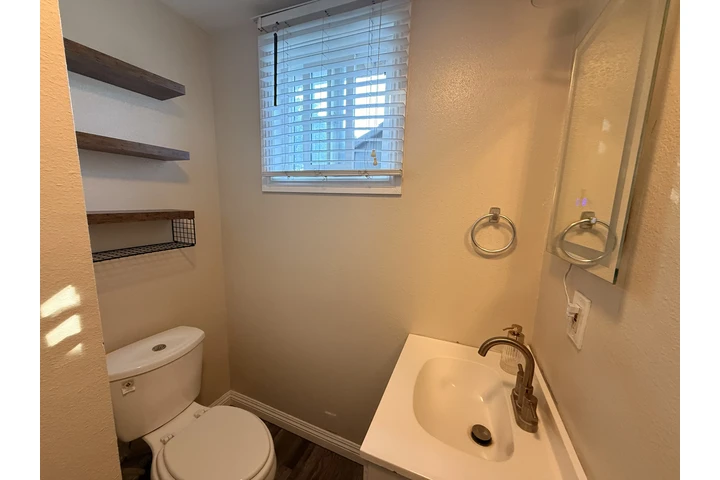 $1500 : Estudio dividido en recamara image 2