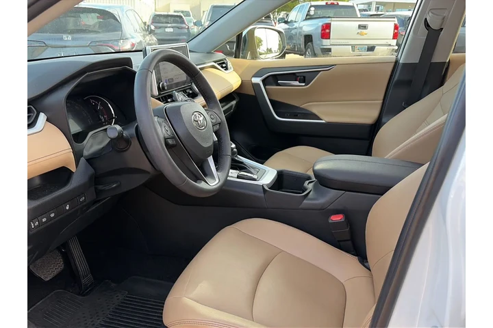 $30814 : Toyota RAV4 2023 XLE Premium image 5