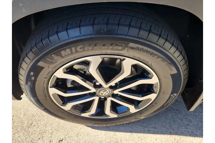 $28903 : Toyota Corolla Cross Hybrid image 10