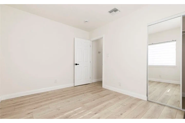 $2050 : 2 Bed 2 Bath Home In south LA image 7