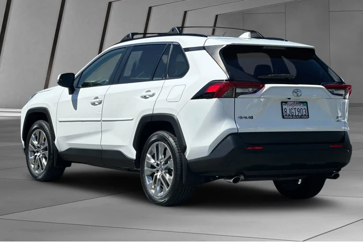 $29500 : Toyota RAV4 2019 AWD XLE Pre image 10