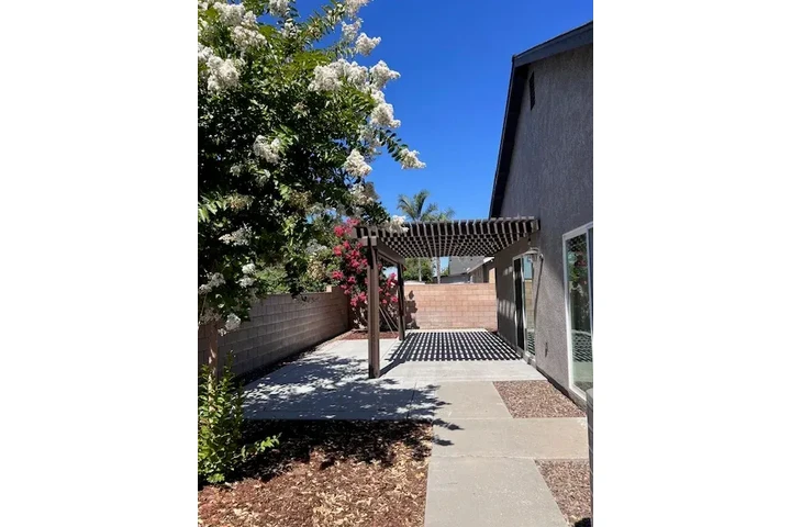 $1250 : Fontana - SINGLE FAMILY HOME image 7
