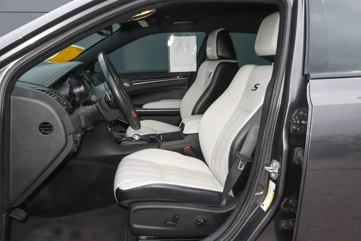 $11949 : 2019 300S RWD image 7