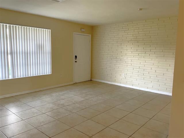 $2500 : Beautiful Home Miami image 2