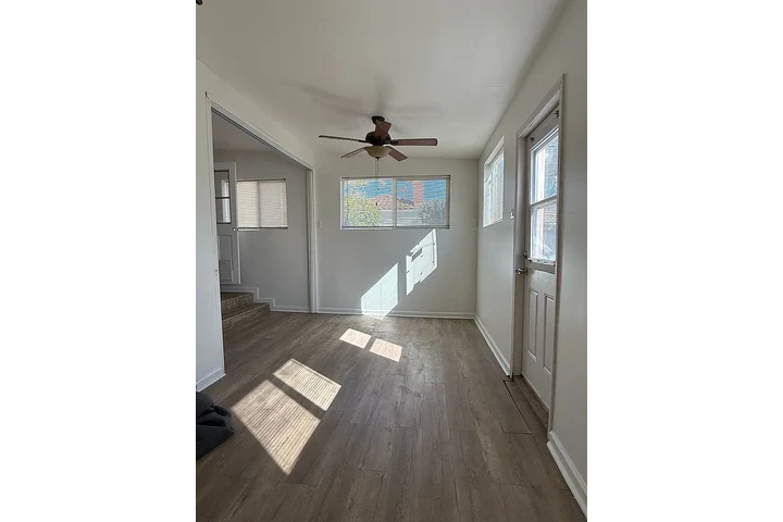 $800 : Freshly updated and move-in ! image 7