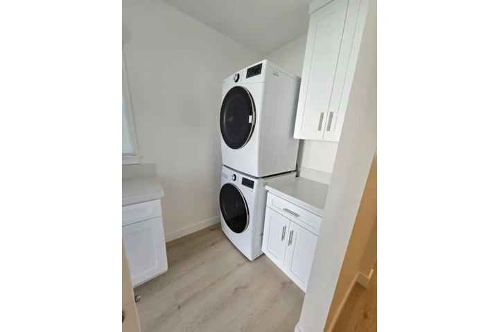 $2045 : Spacious 2 Bed Home in Lynwood image 5