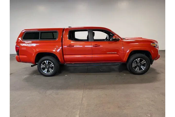 $33970 : Toyota Tacoma 2018 4x4 TRD S image 2