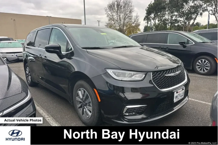 $29490 : Chrysler Pacifica Plug-In Hy image 1