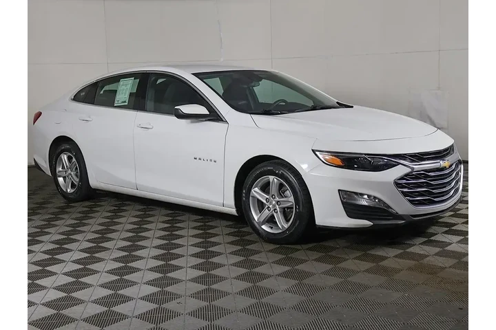 $13793 : Chevrolet Malibu 2023 LT 4dr image 2