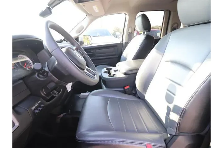 $32989 : Ram 1500 Classic 2023 4x4 Tr image 2