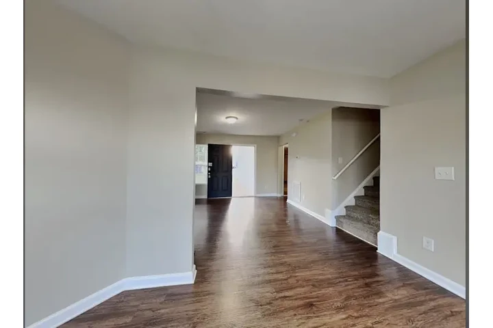 $1200 : Low income single family house image 3