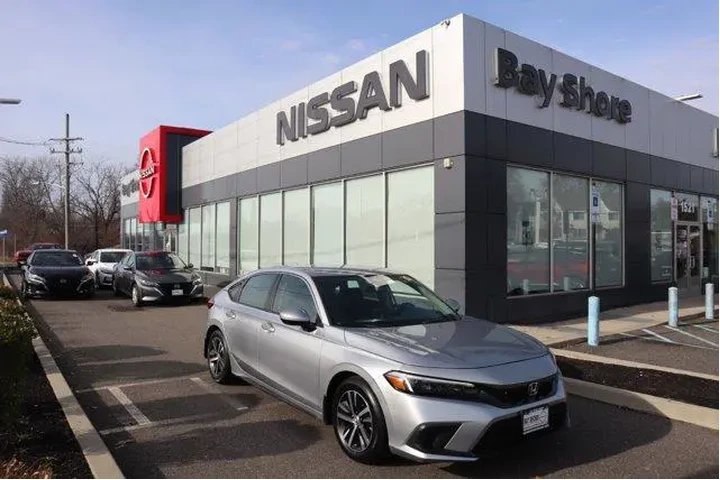 $21825 : Honda Civic 2024 LX 4dr Hatc image 2