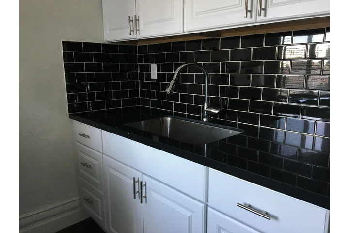 $1395 : SINGLE  FULLY RENOVATED APT image 3