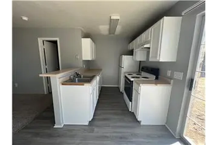 $850 : Rental property with 2 bedro image 5