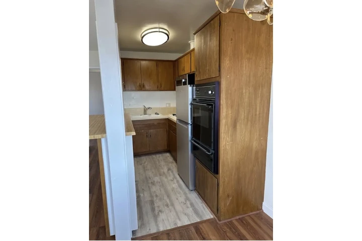 $1300 : Studio apartment Move-In-Ready image 4