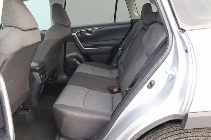 $25988 : 2024 RAV4 XLE FWD image 8