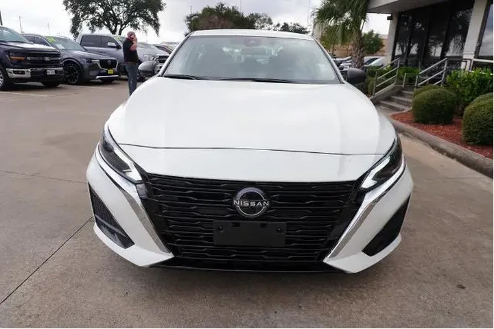 $22288 : Nissan Altima 2024 2.5 SV 4d image 2