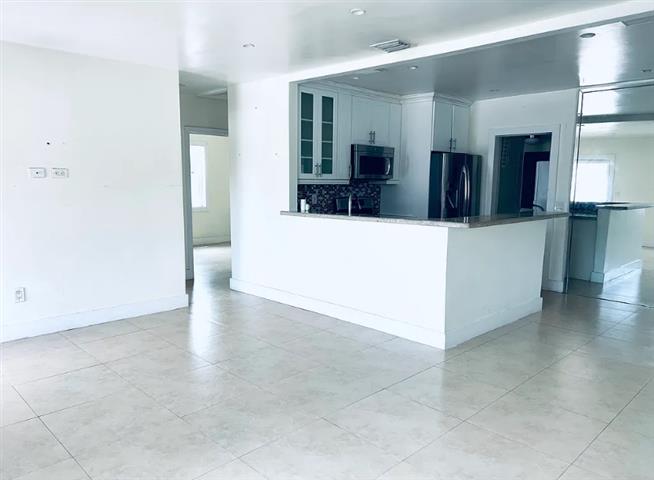 $2350 : Nice 3 bedroom house in Miami image 2