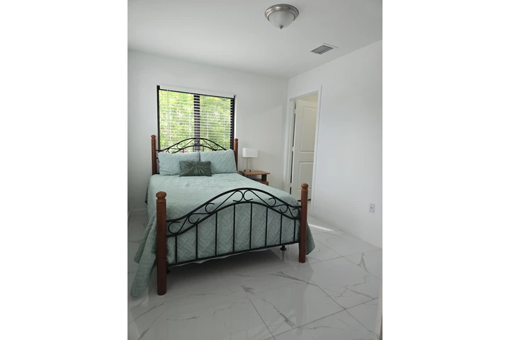 $1180 : Habitación ban̈o privado image 1