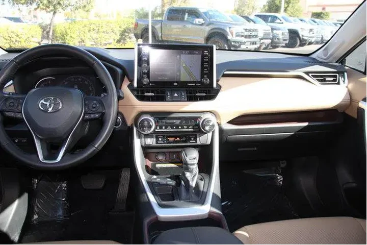 $23983 : Toyota RAV4 2020 Limited 4dr image 10