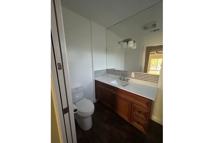 $2560 : House in Korean town image 7