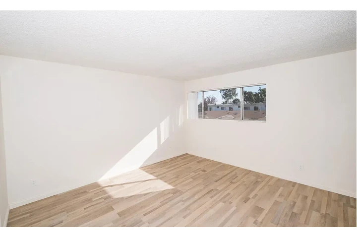 $2295 : Pioneer 2 Bd 1 Bath $2,295 image 7