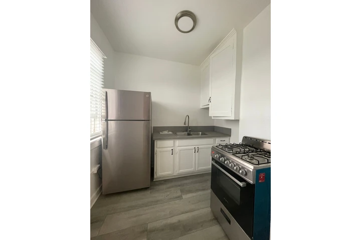$1525 : Estudio Totalmente Remodelado image 3