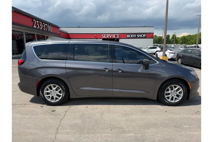 $11980 : 2017 Pacifica Touring image 1