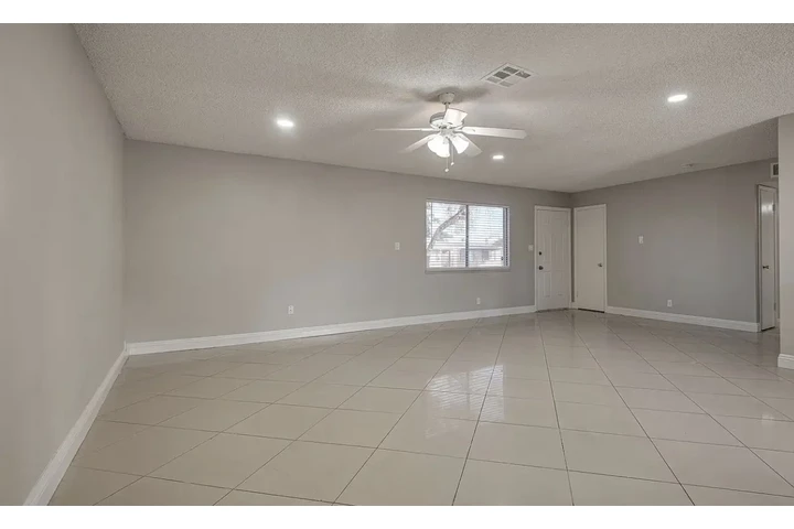 $1000 : stunning bright, open living image 2