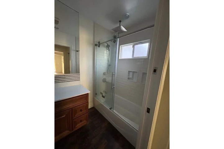 $2560 : House in Korean town image 8