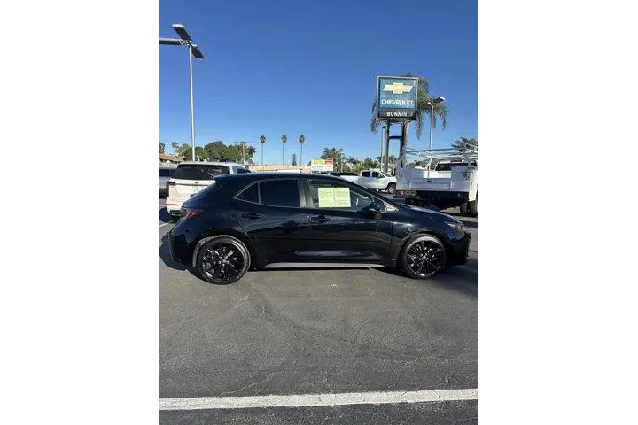 $17998 : Toyota Corolla Hatchback 202 image 2