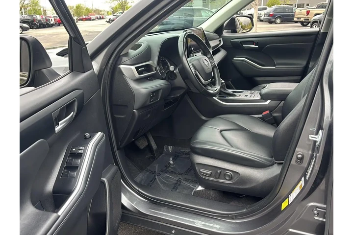 $37996 : 2023 Highlander XLE image 2