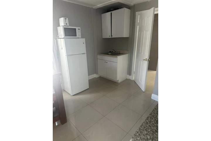 $1800 : Renta efficiency /  un cuarto image 5