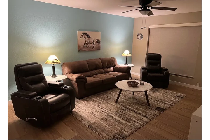 $1000 : Bright & Spacious 3/2 home image 4