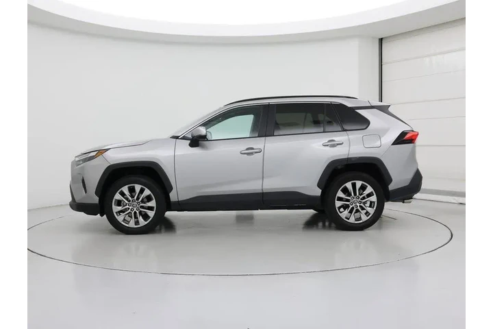 $31998 : Toyota RAV4 2022 XLE Premium image 3