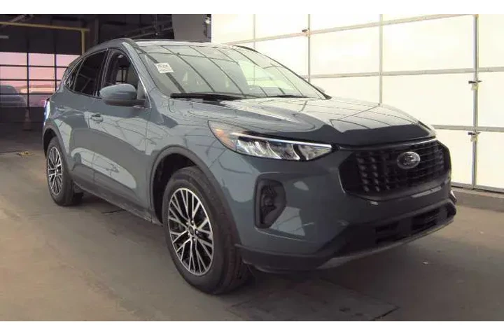 $27990 : Ford Escape Plug-In Hybrid 2 image 3