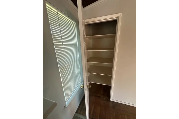 $900 : beautifully spacious home image 3