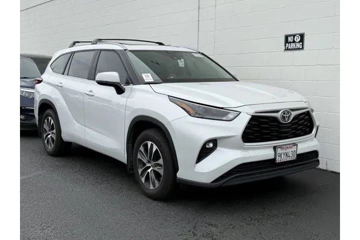 $36807 : Toyota Highlander 2024 LE 4d image 2