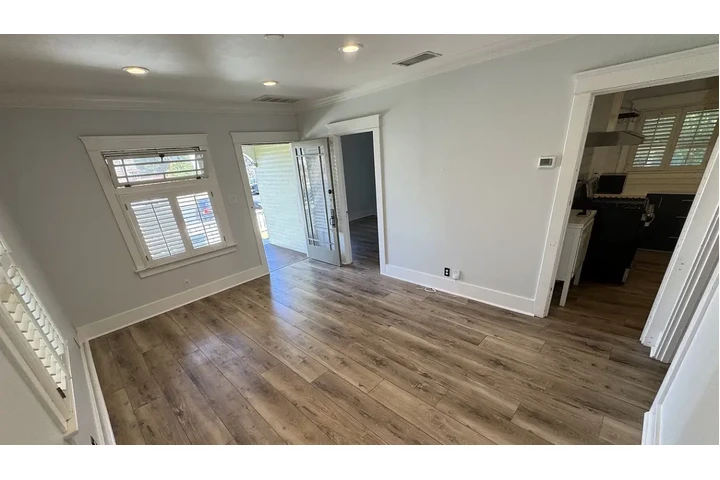 $850 : beautifully renovated pet home image 2