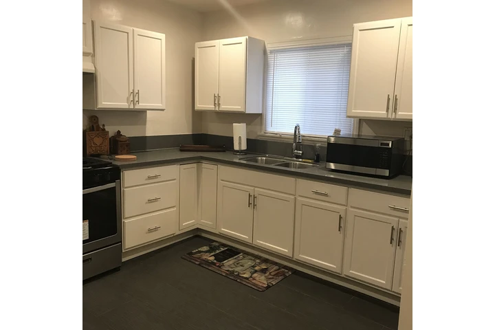 $1300 : Rento Recámara, baño compartid image 3