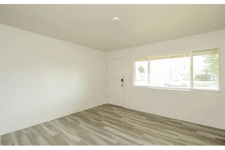 $2485 : Beautiful 3 Bed Home in Carson image 2