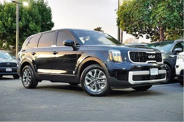 $28250 : Kia Telluride 2024 LX 4dr SU image 2