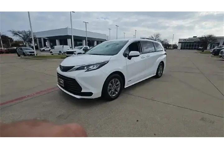 $28987 : Toyota Sienna 2021 LE 8-Pass image 4