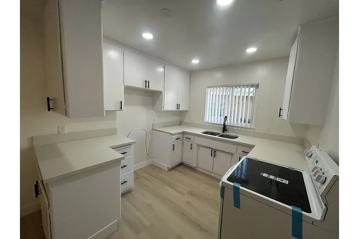 $2000 : MOVE IN READY for Long Beach🏖 image 2