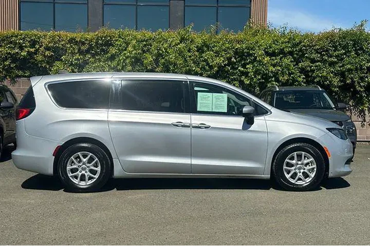 $18790 : Chrysler Voyager 2022 LX 4dr image 3