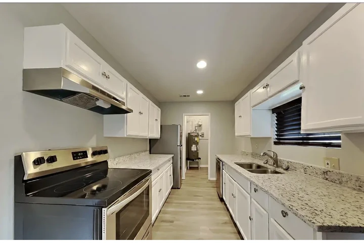 $850 : spacious charm natural home image 2