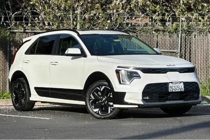 $22100 : Kia Niro EV 2023 Wave 4dr Cr image 2