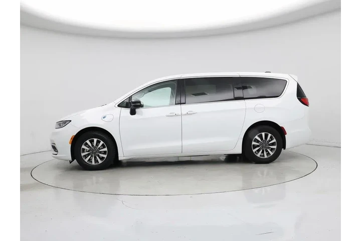 $29998 : Chrysler Pacifica Plug-In Hy image 3