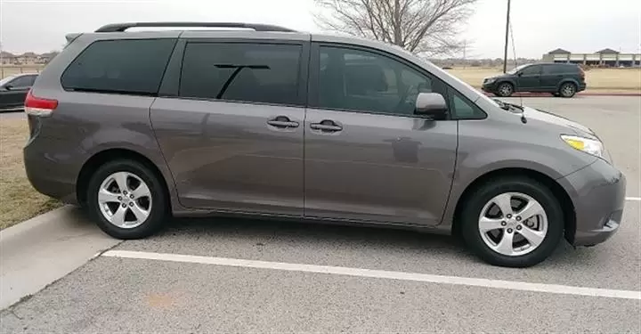 $9500 : 2014 Toyota SIENNA LE image 1