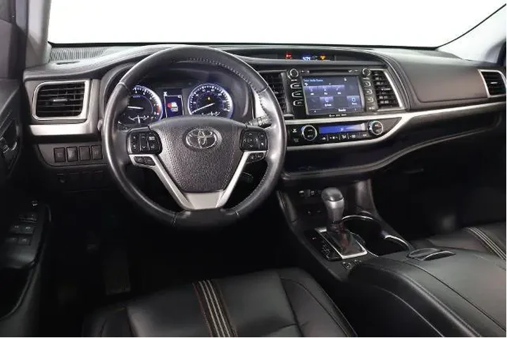 $25999 : Toyota Highlander 2019 SE 4d image 2